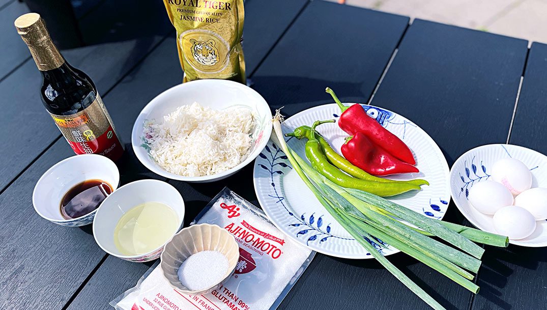 stegte ris med æg opskrift