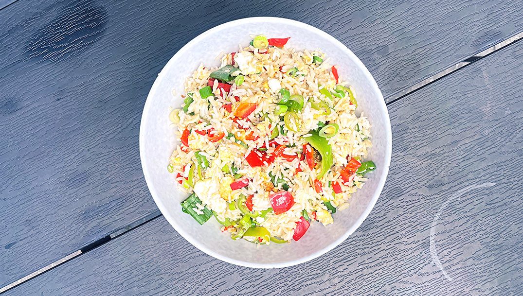 stegte ris med æg opskrift